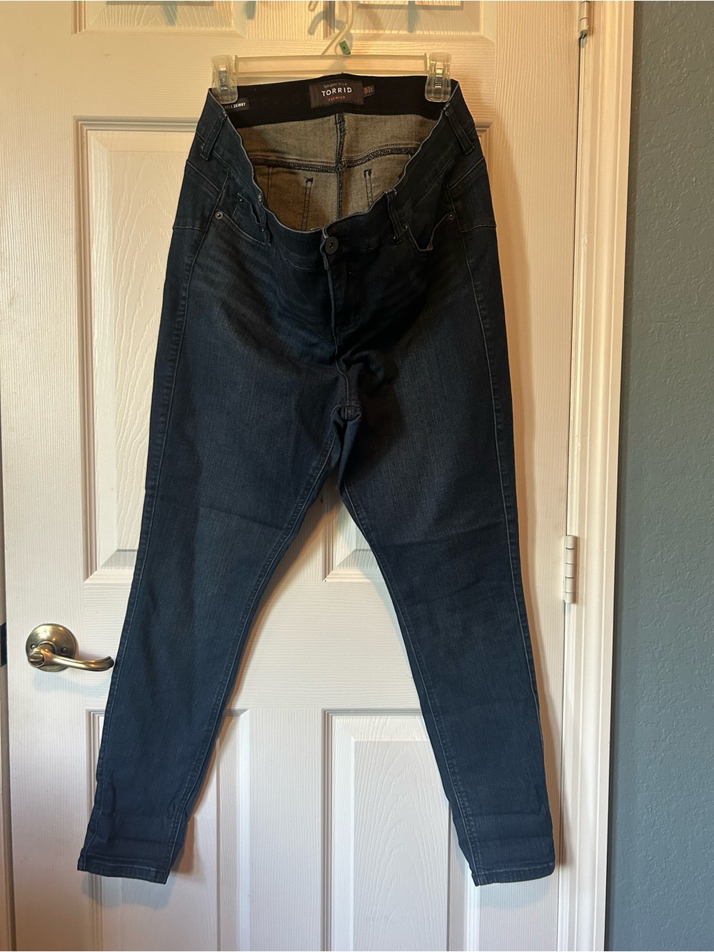 Torrid Dark Indigo bombshell skinny jeans